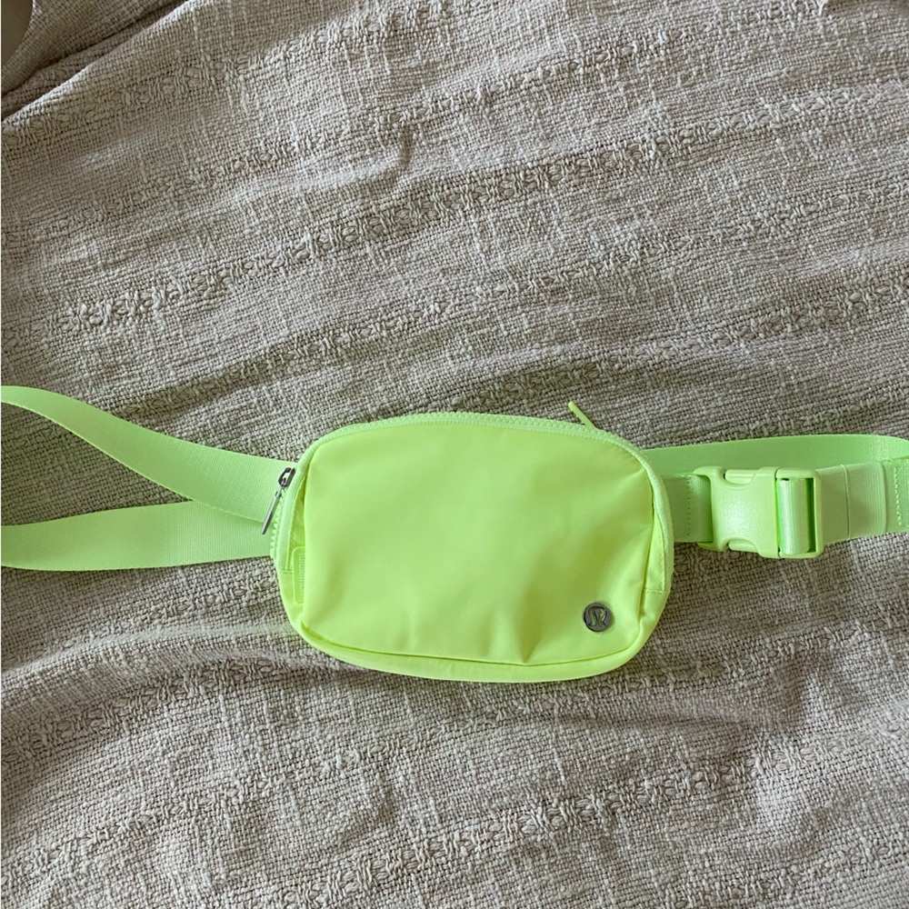 Lululemon Everywhere Belt Bag Lime Green